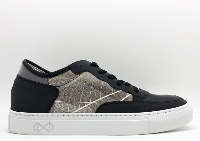 nat-2 Skeleton black white leaves